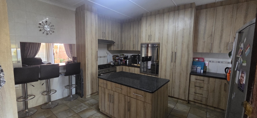 4 Bedroom Property for Sale in Rhodesdene Northern Cape